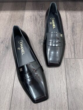2026 CHANEL BLACK LEATHER SQUARE TOE LOAFERS SHOES GOLD CC LOGO size 38 BLAZY